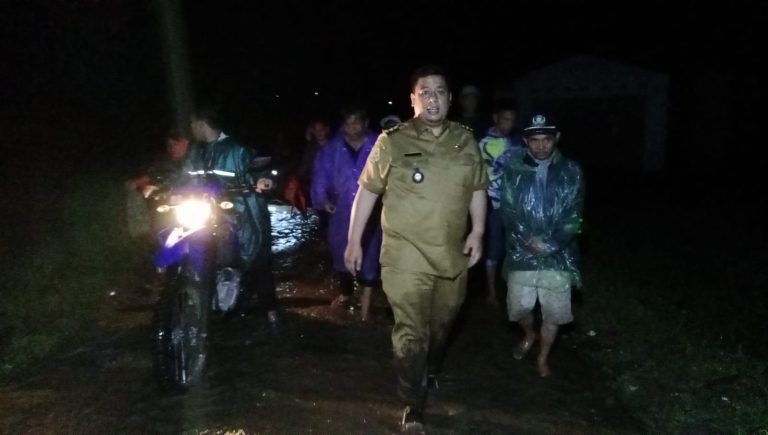 BUPATI SAMOSIR KUNJUNGI PENGUNGSI DAN MENINJAU LANGSUNG LOKASI BANJIR BANDANG