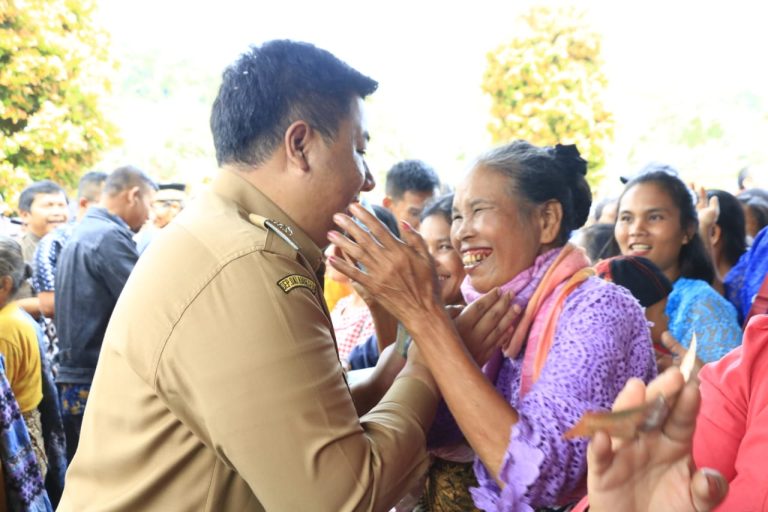 BERINTERAKSI LANGSUNG DENGAN MASYARAKAT, BUPATI SAMOSIR PENUHI PERMINTAAN MASYARAKAT DESA LINTONG NIHUTA