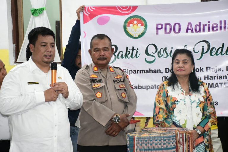 BANTUAN UNTUK PENGUNGSI BANJIR BANDANG BERDATANGAN, BUPATI SAMOSIR PASTIKAN PASOKAN MAKANAN UNTUK PENGUNGSI AMAN