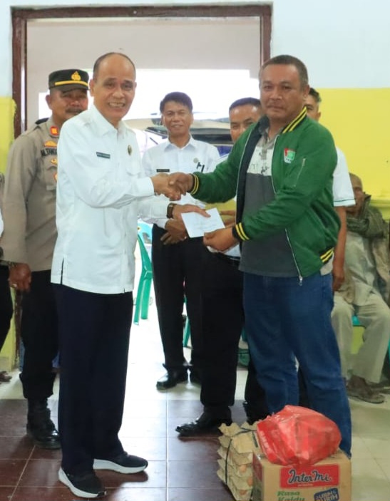 WAKIL BUPATI SAMOSIR KUNJUNGI PENGUNGSI BANJIR BANDANG 