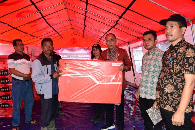 PEMKAB SAMOSIR SALURKAN BANTUAN KEMENSOS RI KEPADA KORBAN BENCANA BANJIR BANDANG