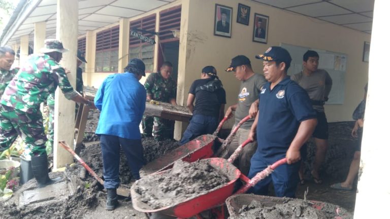 PEMKAB SAMOSIR BERSAMA TNI/POLRI BERSIHKAN SMP N 2 HARIAN 