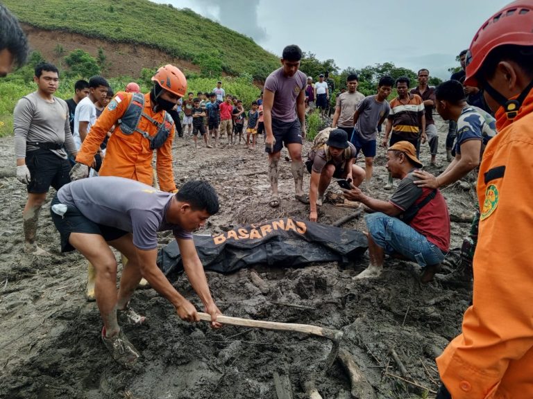 KORBAN BANJIR BANDANG DITEMUKAN MENINGGAL DUNIA 