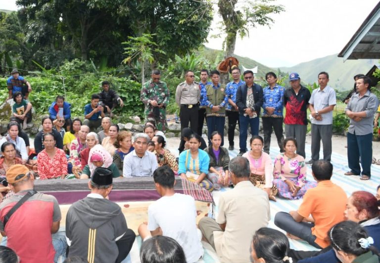 PEMKAB SAMOSIR SAMPAIKAN BELA SUNGKAWA KEPADA KELUARGA KORBAN BANJIR BANDANG