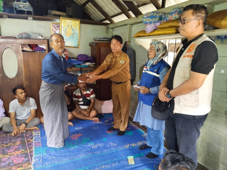 Pemprovsu dan Pemkab Samosir Berikan Tali Asih Kepada Keluarga Korban Meninggal Dunia Akibat Banjir Bandang di Kenegerian Sihotang.