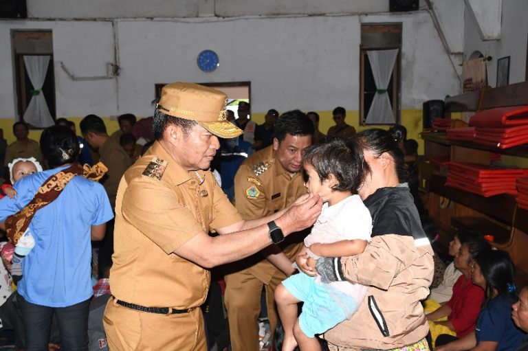 Pj. Gubsu Kunjungi Posko Pengungsian Korban Banjir Bandang Kenegerian Sihotang.
