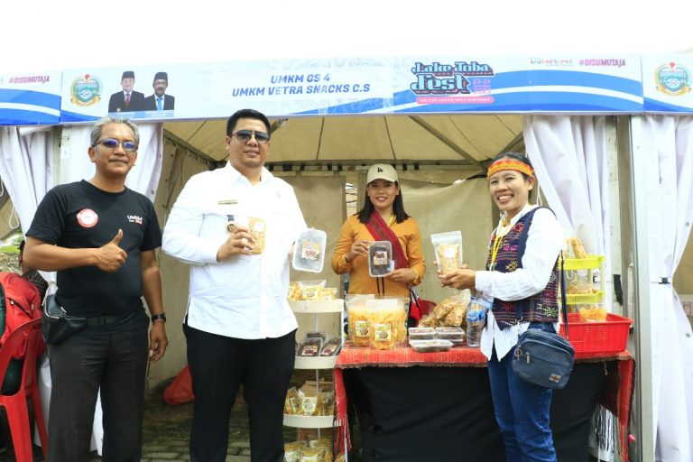 UMKM ASLI SAMOSIR DAN PANGGUNG HIBURAN RAMAIKAN EVENT AQUABIKE