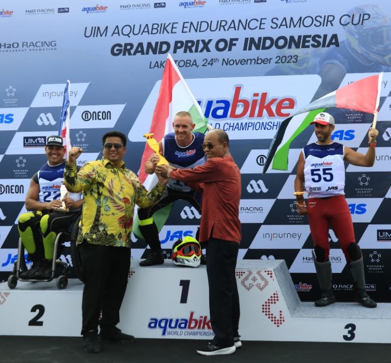 BUPATI DAN WABUP SAMOSIR BERIKAN HADIAH JUARA AQUABIKE WORLD CHAMPIONSHIP 2023