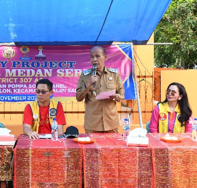 WAKIL BUPATI SAMOSIR BERSAMA PRESIDEN LIONS CLUB MEDAN SERUNI DISTRICT 307A2 RESMIKAN POMPA AIR SOLAR PANEL