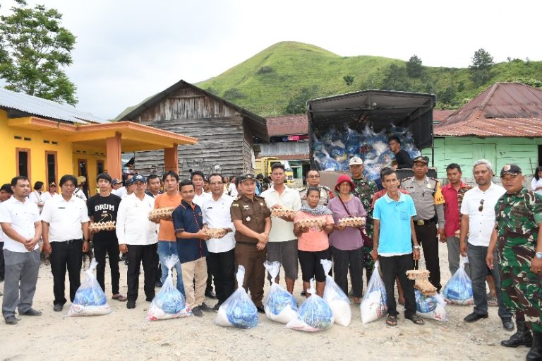 PEMKAB SAMOSIR SALURKAN BANTUAN KEPADA KORBAN BANJIR BANDANG KENEGERIAN SIHOTANG