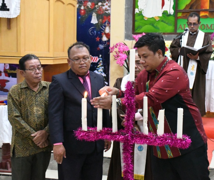Bupati Samosir Ibadah Malam Natal Di GKPI Jemaat Khusus Pangururan