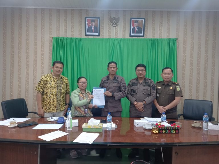 TINGKATKAN PAD, PEMKAB SAMOSIR SERAHKAN SKK KEPADA KEJARI SAMOSIR UNTUK MENAGIH TUNGGAKAN PAJAK DAERAH