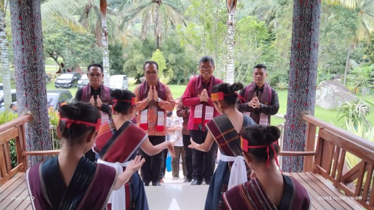 Bupati Samosir Buka Lokakarya 7 Panen Hasil Belajar Calon Guru Penggerak Angkatan 8 Kabupaten Samosir.