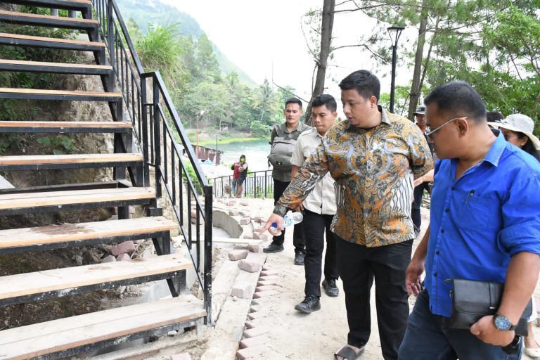 BUPATI SAMOSIR MONITORING PENATAAN PANTAI LAGUNDI