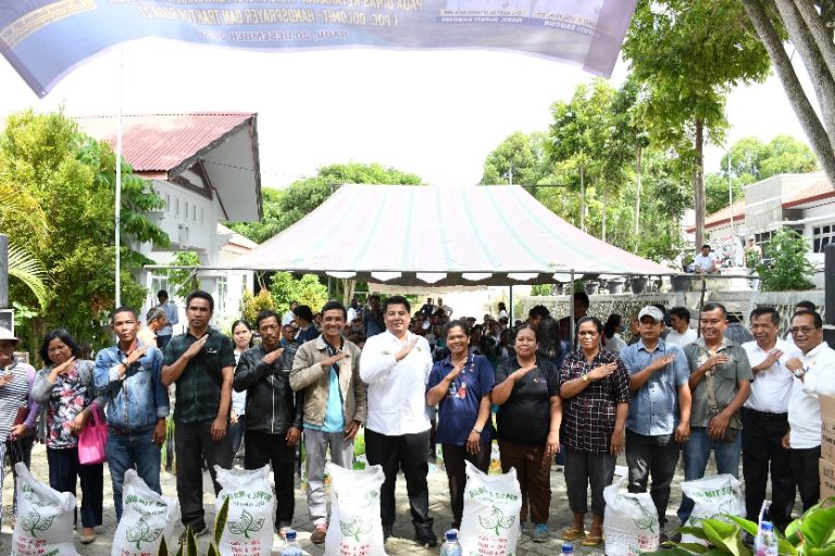 BUPATI SAMOSIR SERAHKAN BANTUAN PERTANIAN 