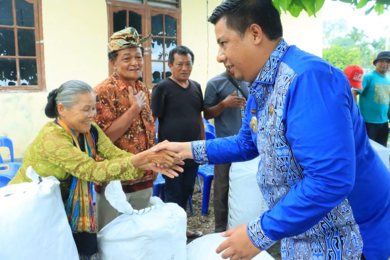 BUPATI SAMOSIR BERIKAN BANTUAN TERPAL BAGI PETANI IKAN