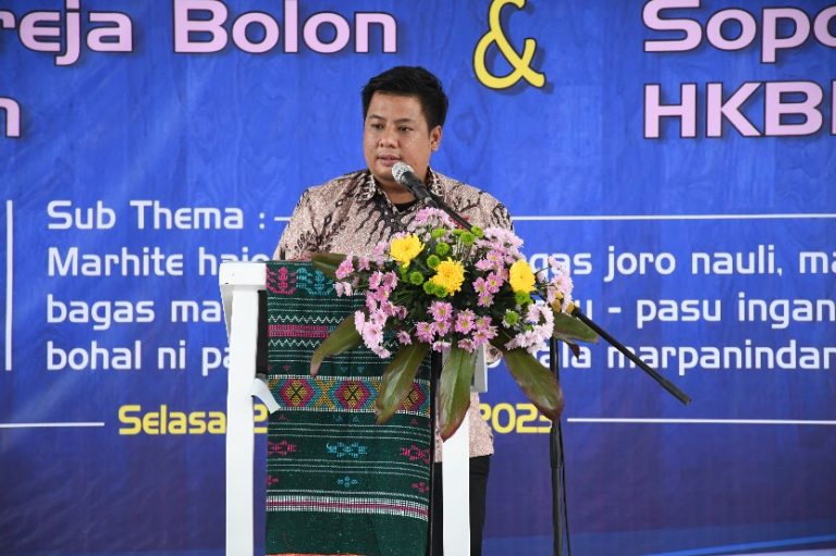 RAYAKAN NATAL HARI KEDUA, BUPATI SAMOSIR RESMIKAN GEDUNG GEREJA BOLON HKBP DAN SOPO HKBP PANGURURAN BERSAMA KADEP MARTURIA 