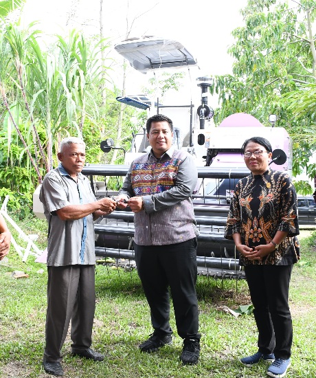 SINERGITAS DENGAN KEMENTAN RI, BUPATI SAMOSIR BANTU PETANI 2 UNIT COMBINE HARVESTER BESAR