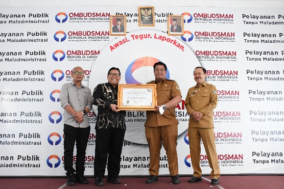 Capai Zona Hijau, Bupati Samosir Terima Penghargaan Pelayanan Publik dari Ombudsman RI