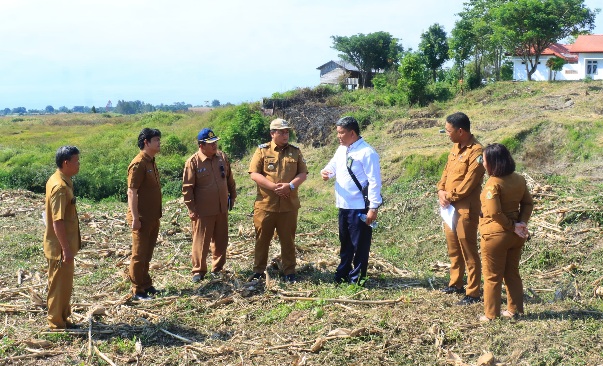 BUPATI SAMOSIR BERSAMA KETUA PN BALIGE TINJAU RENCANA LOKASI PEMBANGUNAN PN SAMOSIR