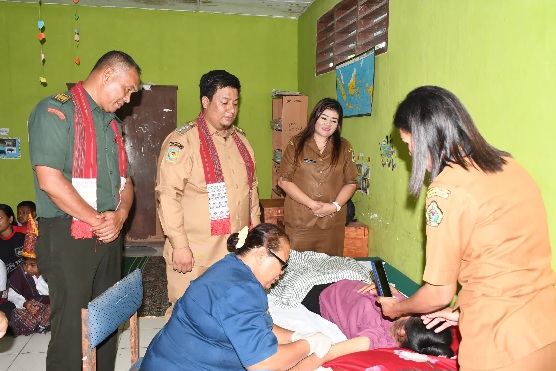 BERKANTOR DI DESA PARDOMUAN NAULI DAN PALIPI, BUPATI SAMOSIR AJAK MASYARAKAT MENGGUNAKAN PUPUK ORGANIK