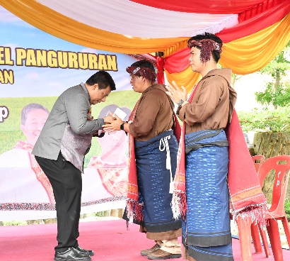 PISAH SAMBUT PASTOR PAROKI St. MIKHAEL PANGURURAN, BUPATI SAMOSIR BERTERIMA KASIH ATAS PELAYANAN PASTOR MASSEO SITEPU