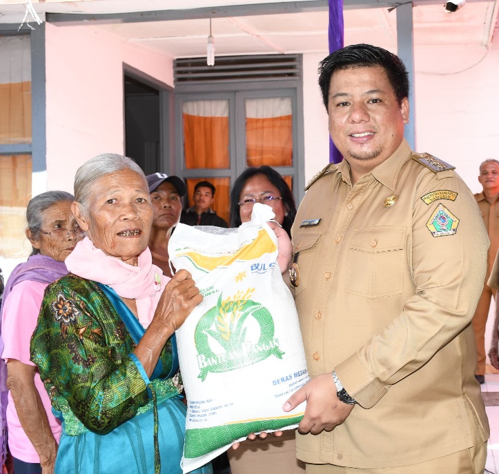 Bupati Samosir Launching Penyaluran Bantuan Pangan Cadangan Beras Pemerintah Tahun 2024.