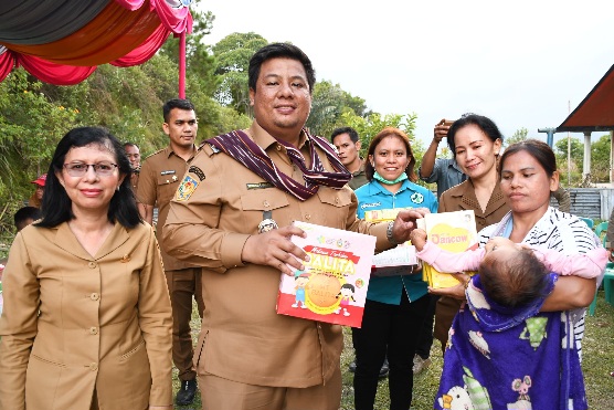 BUPATI SAMOSIR BAGIKAN PUPUK GRATIS DI DESA PARDOMUAN I DAN HUTA TINGGI