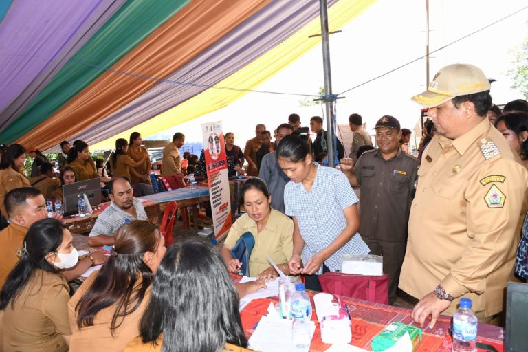 BERKANTOR DI DESA SAITNIHUTA DAN LUMBAN PINGGOL, BUPATI SAMOSIR: PERBAIKAN INFRASTRUKTUR JALAN HARUS DIDUKUNG PELEPASAN LAHAN