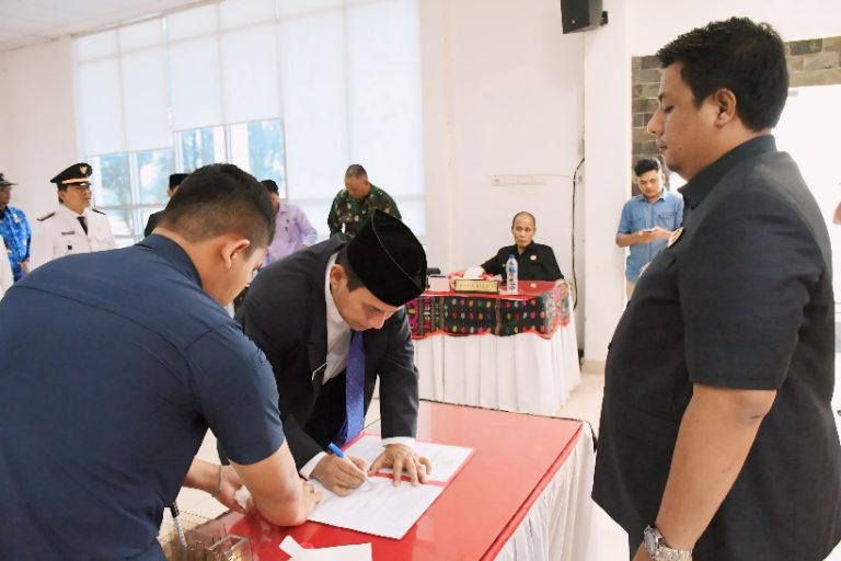 BUPATI SAMOSIR LANTIK MARUDUT SITINJAK SEBAGAI SEKDA KABUPATEN SAMOSIR 