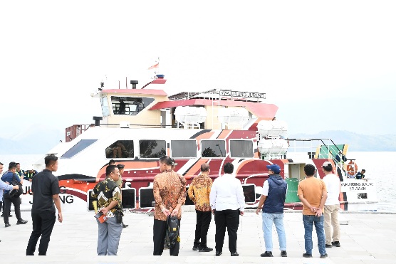 BERLAYAR PERDANA, KMP JURUNG-JURUNG DISAMBUT BUPATI SAMOSIR DAN WABUP