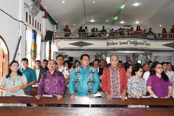 BUPATI DAN WABUP SAMOSIR RAYAKAN PASKAH BERSAMA JEMAAT HKBP PANGURURAN KOTA