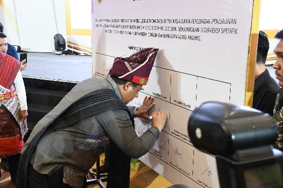 Bupati Samosir Tanda Tangani Komitmen Bersama Rembuk Stunting Provinsi Sumatera Utara Pada Musrenbang RKPD Provinsi 2025 