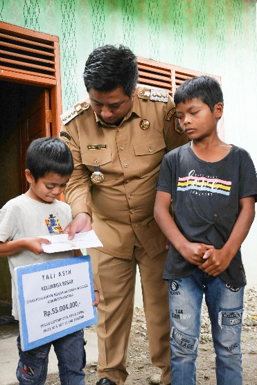BUPATI SAMOSIR BANTU ANAK SEKOLAH SD PENDERITA KANKER MATA 