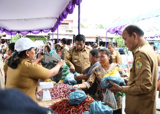 PEMKAB SAMOSIR GELAR PASAR MURAH SEBAGAI UPAYA PENGENDALIAN INFLASI, MENJAGA STOK DAN STABILITAS HARGA
