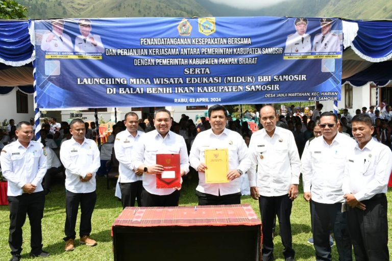 KABUPATEN SAMOSIR SUPLAI IKAN DAN BAWANG KE PAKPAK BHARAT, BUPATI SAMOSIR TEKEN KESEPAKATAN DENGAN BUPATI PAKPAK BHARAT