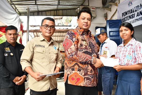 BUPATI SAMOSIR SALURKAN BANTUAN SOSIAL KEPADA ANAK YATIM PIATU