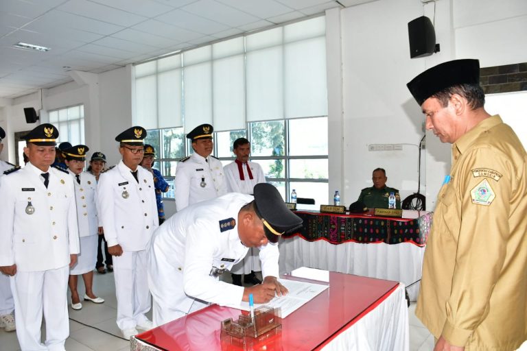 Lantik Pejabat Administrator dan Pengawas, Sekda: Semangat Pro Perubahan Untuk Wujudkan Samosir Lebih Baik.