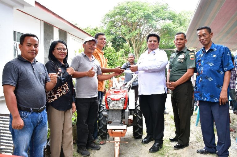 KOMIT BANTU PETANI, BUPATI SAMOSIR KEMBALI SALURKAN PUPUK GRATIS DAN ALSINTAN 