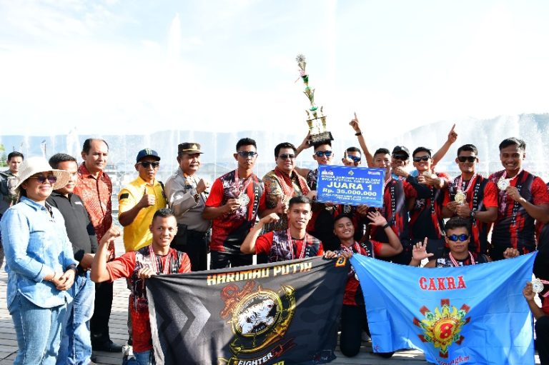 BUPATI SAMOSIR SERAHKAN PIALA FESTIVAL SOLU BOLON 2024