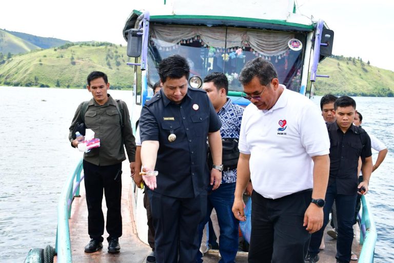 Bupati Samosir Memohon ke Uskup agar Umat Katolik Samosir Mendapatkan Kuota Untuk Bisa Mengikuti Misa Suci Bersama Paus Fransiskus di Jakarta.