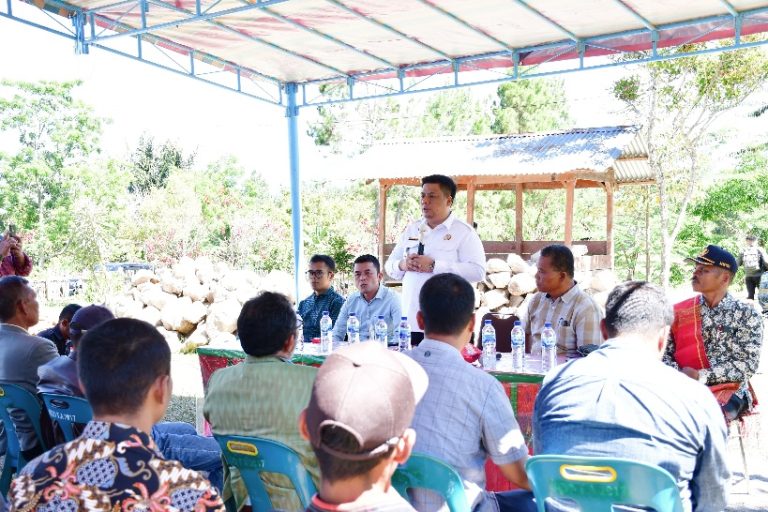BUPATI SAMOSIR LETAKKAN BATU PERTAMA PEMBANGUNAN KANTOR DESA PARADUAN
