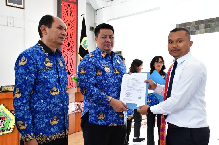 Bupati Samosir Serahkan SK Pengangkatan 54 PPPK Guru Formasi Tahun Anggaran 2023.