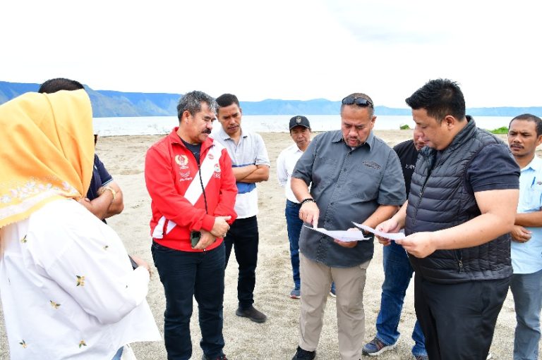 BUPATI SAMOSIR BERSAMA KONI PUSAT DAN PANITIA PON ACEH-SUMUT TINJAU VENUE VOLI PASIR