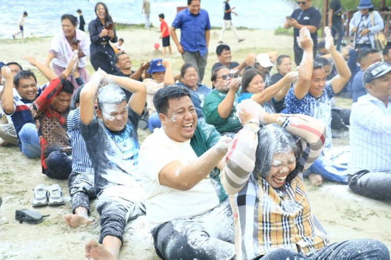 FAMILY GATHERING BUPATI SAMOSIR BERSAMA KEPALA DESA, LURAH DAN CAMAT SE-KABUPATEN SAMOSIR AKRAB PENUH RASA KEKELUARGAAN 