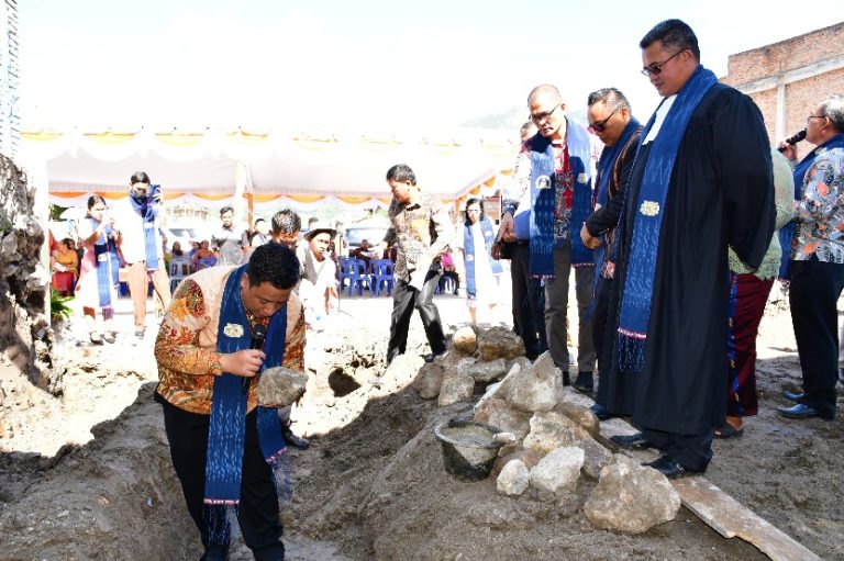 BUPATI SAMOSIR LETAKKAN BATU PERTAMA PEMBANGUNAN GEDUNG KONSISTORI DAN SEKOLAH MINGGU HKBP ONANBARU