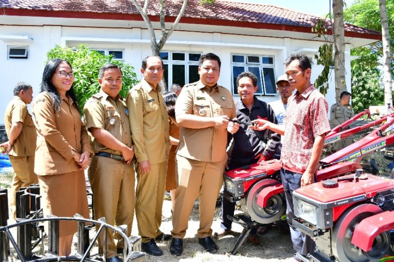 BUPATI SAMOSIR SALURKAN BANTUAN HANDTRAKTOR DAN POMPA AIR KEPADA PETANI 