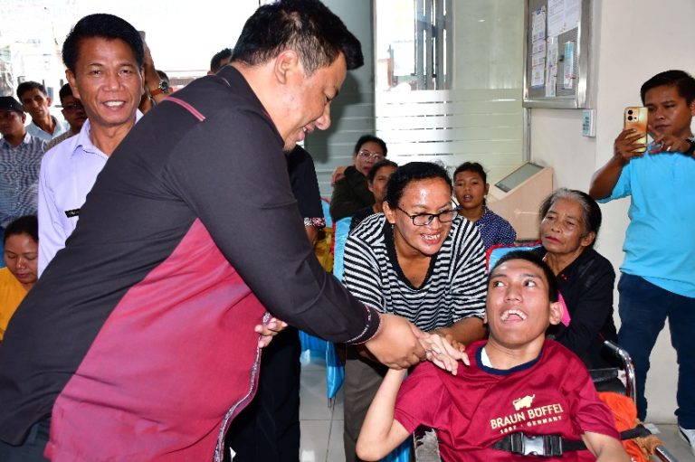 BUPATI SAMOSIR SALURKAN BANSOS UNTUK PENYANDANG DISABILITAS, ANAK TERLANTAR DAN LANJUT USIA TERLANTAR