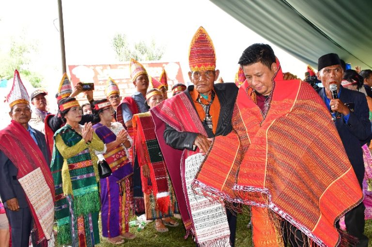 BUPATI SAMOSIR DIULOSI POMPARAN OP. TAGUR DOLOK SIMBOLON SUHUT NIHUTA 