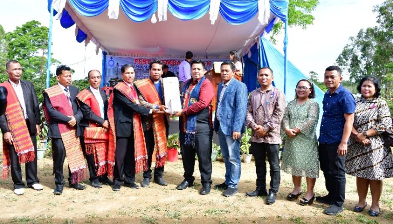BUPATI SAMOSIR BANTU PEMBANGUNAN GEREJA HKBP JANJI MARAPOT 